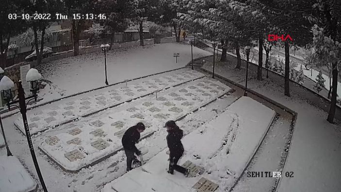 i Çanakkale'de 2 genç, beyaza bürünen şehitlikteki mezar taşlarını temizledi