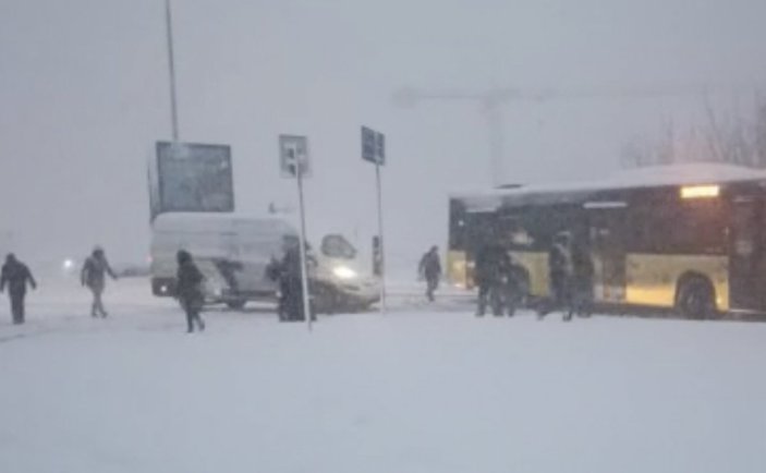 İstanbul'da işe giden vatandaşların kar çilesi