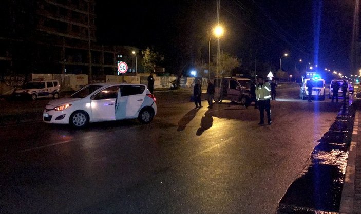 Adana'da polisten kaçan hırsızlar kaza yaptı