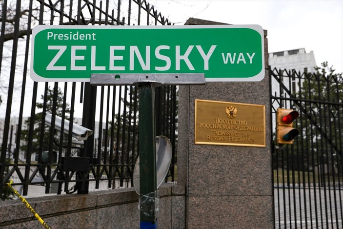 Washington'da Rus Büyükelçiliği önüne tabela : 'Devlet Başkanı Zelensky Yolu'