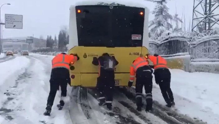İETT araçları, kar nedeniyle yollarda kalıyor
