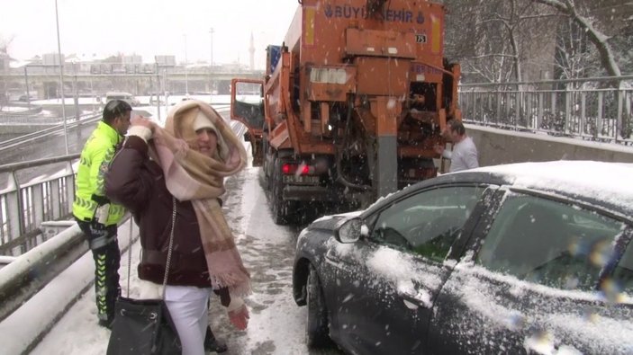 Üsküdar'da yolda mahsur kalan kadın sürücüden gazetecilere tepki