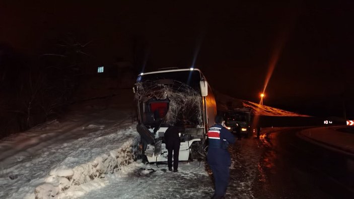 Zonguldak'ta yolcu otobüsü buzlu yolda kaydı, 25 yolcu ölümden döndü