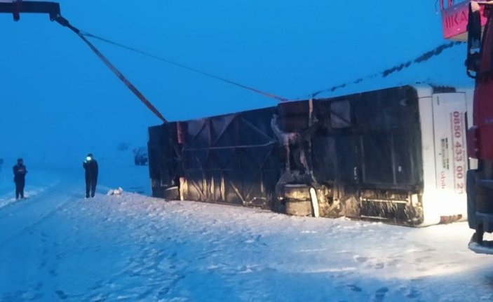 Sivas'ta yolcu otobüsü devrildi: 34 yaralı