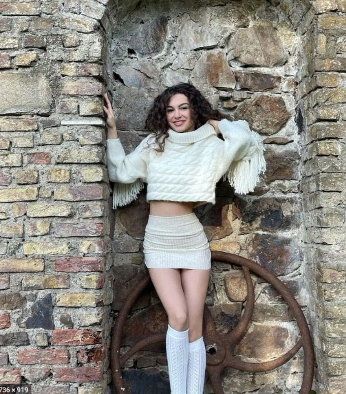 Kardeşlerim'in Asiye'si mini eteği ve mini kazağıyla nefes kesti! Göğüslerinin açılmasına ramak kaldı...