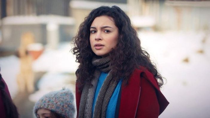 Kardeşlerim'in Asiye'si mini eteği ve mini kazağıyla nefes kesti! Göğüslerinin açılmasına ramak kaldı...