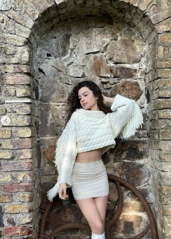 Kardeşlerim'in Asiye'si mini eteği ve mini kazağıyla nefes kesti! Göğüslerinin açılmasına ramak kaldı...