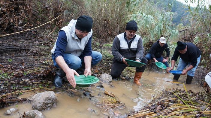 i Denizli’de soğuk suda altın avı