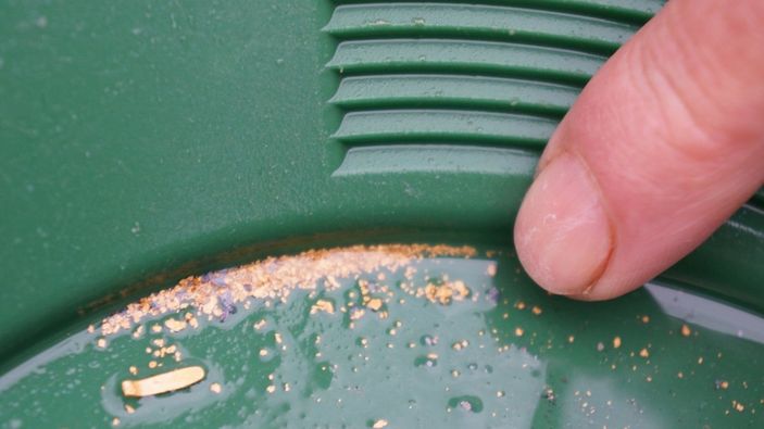 i Denizli’de soğuk suda altın avı