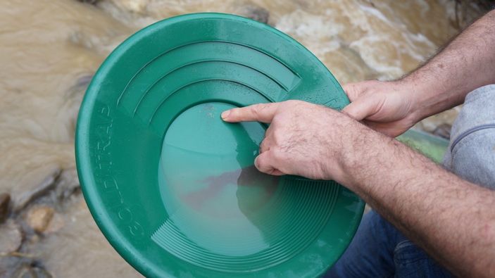 i Denizli’de soğuk suda altın avı