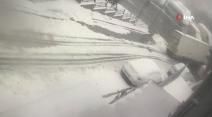 İstanbul'da karda kayan kamyonetin devrilme anı