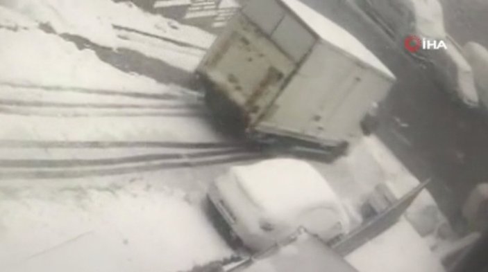 İstanbul'da karda kayan kamyonetin devrilme anı