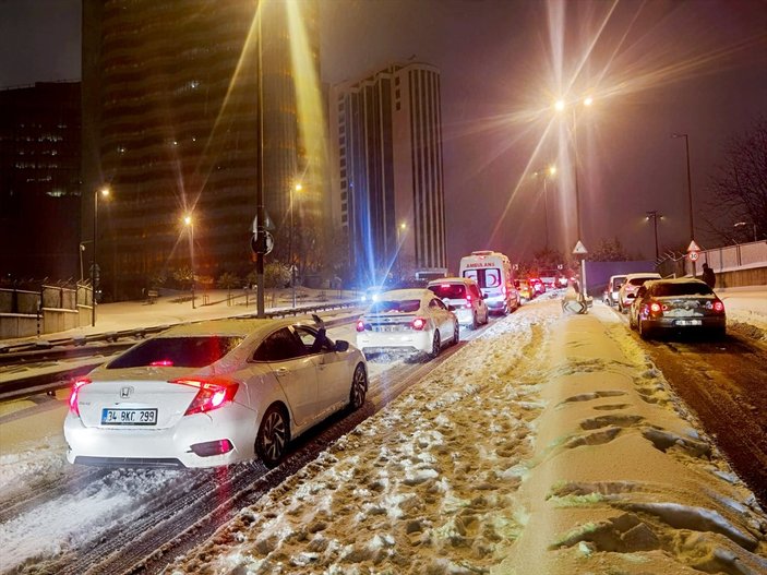 İstanbul'da yoğun kar yağışı nedeniyle birçok araç mahsur kaldı