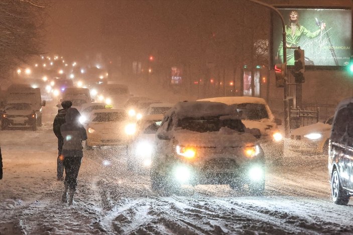 İstanbul'da yoğun kar yağışı nedeniyle birçok araç mahsur kaldı
