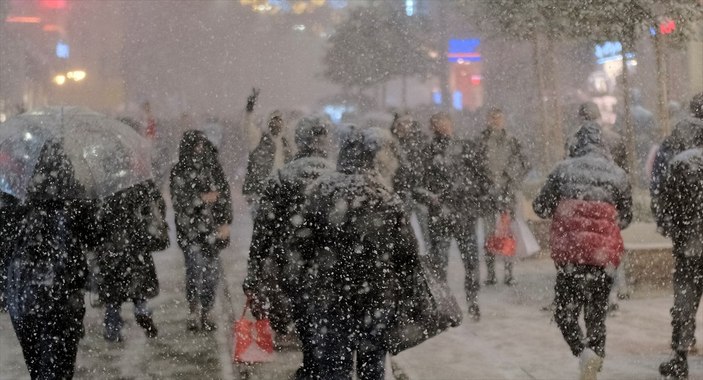 İstanbul'da kar etkili olmaya devam ediyor