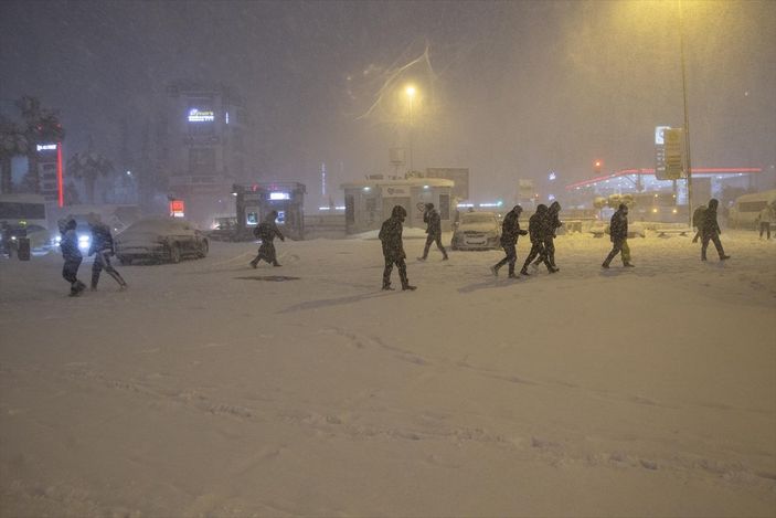 a İstanbul güneşli havayı salı günü görecek