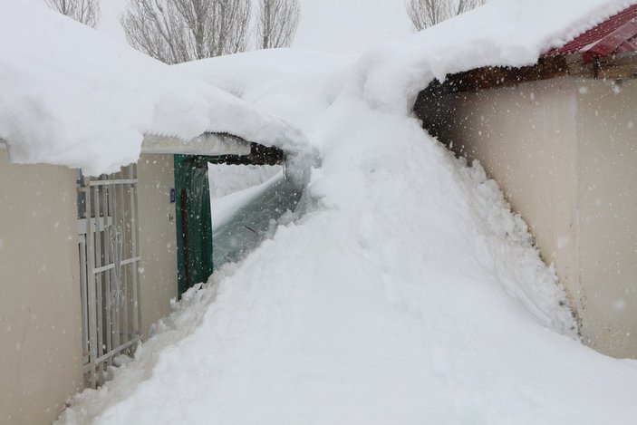 Karlıova'da yoğun yağış sonrası evler kara gömüldü