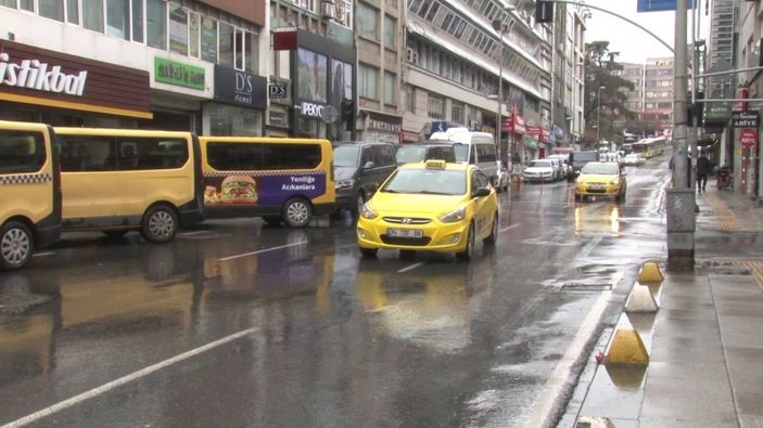 i Kadıköy'de polis aracına çarpan korsan taksici yakalandı
