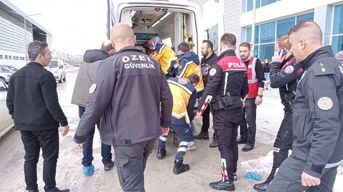 Sivas'ta olimpik havuzda başını mermere çarpan adam kurtarılamadı