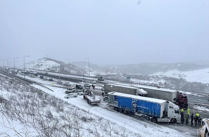 a Kuzey Marmara Otoyolu'nda 4 tır birbirine girdi