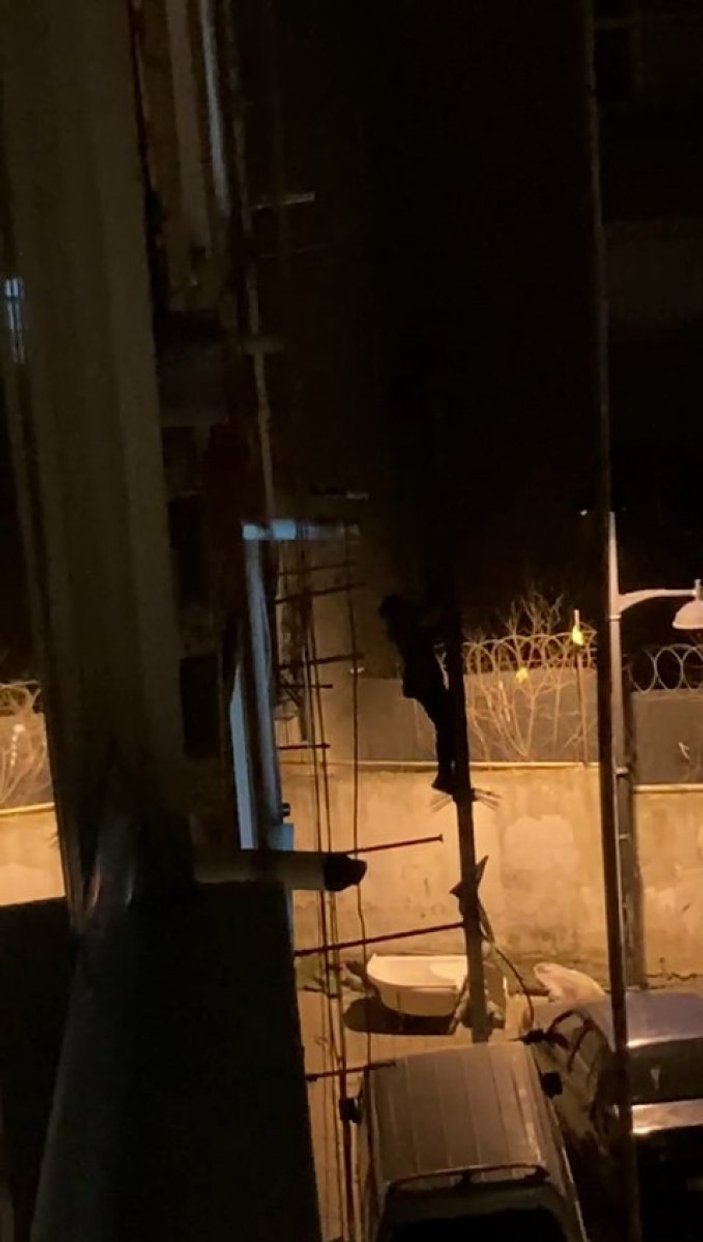 Zeytinburnu'nda direğe tırmanan şahıs elektrik tellerini koparmaya çalıştı
