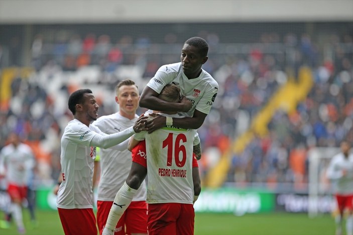 Sivasspor, Adana Demirspor'u 3 golle mağlup etti
