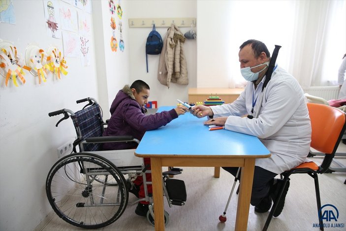 Sakarya'da görme engelli baba, zihinsel engelli oğlu için özel eğitim öğretmenliği okuyor