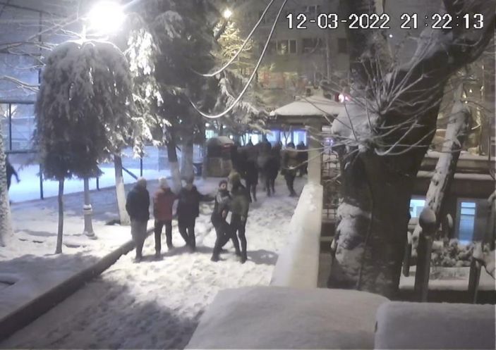 i İstanbul'da kartopu eğlencesi kavgaya dönüştü: 6 yaralı