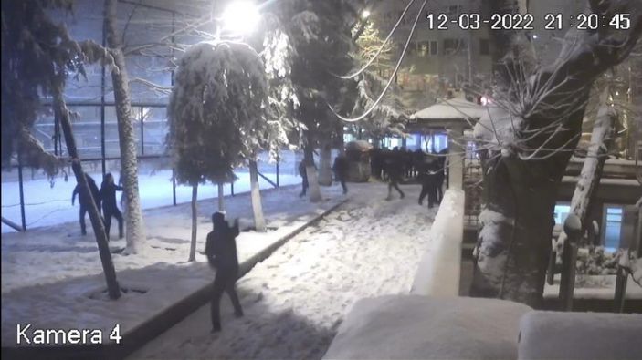 i İstanbul'da kartopu eğlencesi kavgaya dönüştü: 6 yaralı