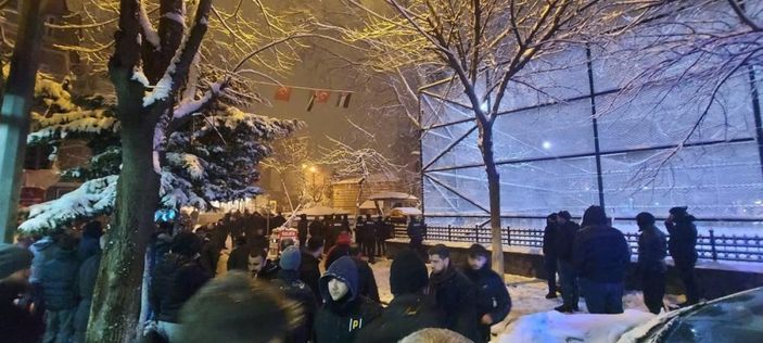 i İstanbul'da kartopu eğlencesi kavgaya dönüştü: 6 yaralı