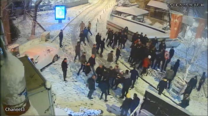 i İstanbul'da kartopu eğlencesi kavgaya dönüştü: 6 yaralı