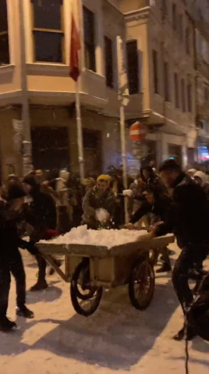 Kadıköy'de sokağa dökülen mahalleli, kar topu savaşı yaptı