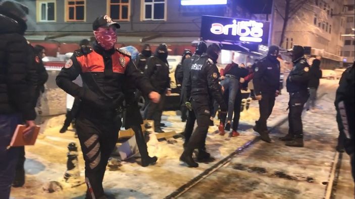 İzmit’te kadını döven saldırgana gece kulübü çalışanlarından dayak