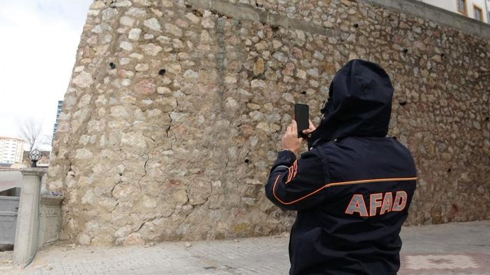 i Tokat'ta 12 katlı binanın istinat duvarında çatlaklar oluştu