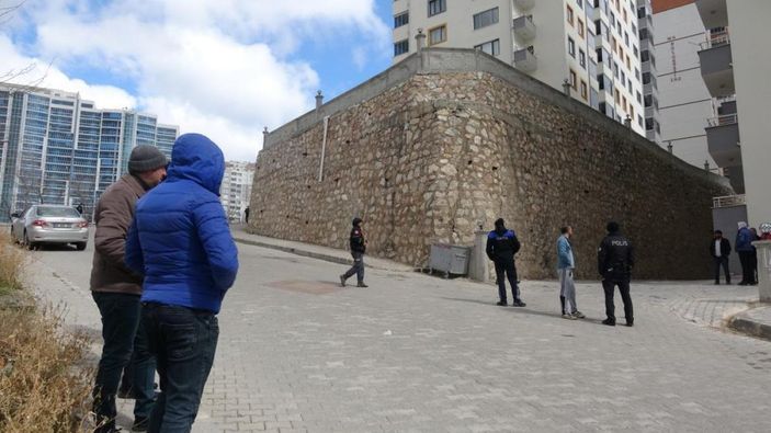 i Tokat'ta 12 katlı binanın istinat duvarında çatlaklar oluştu