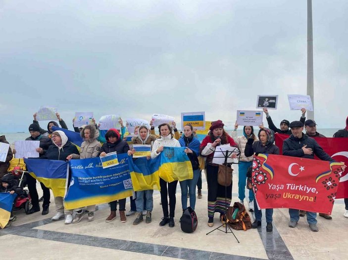 Mersin'de yaşayan Ukraynalı vatandaşlardan Rusya saldırısına protesto