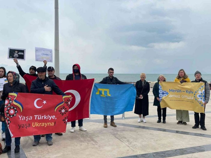 Mersin'de yaşayan Ukraynalı vatandaşlardan Rusya saldırısına protesto