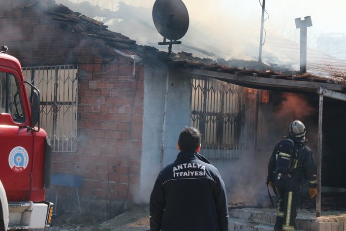 Antalya'da evinin yandığını gören şahıs, kiracısına saldırdı