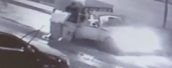 Bursa’da iki hırsız, çöp konteyneri çaldı