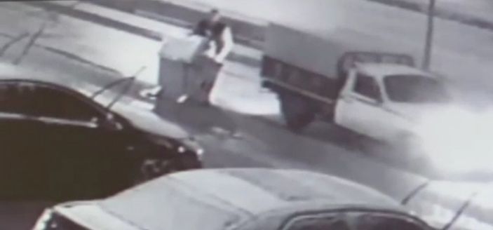 Bursa’da iki hırsız, çöp konteyneri çaldı