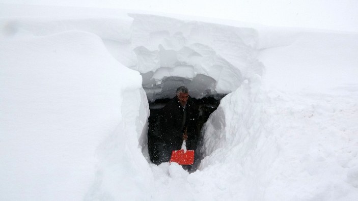 Muş’ta yoğun kar yağışı altındaki köyde kar kalınlığı 2 metreyi buldu