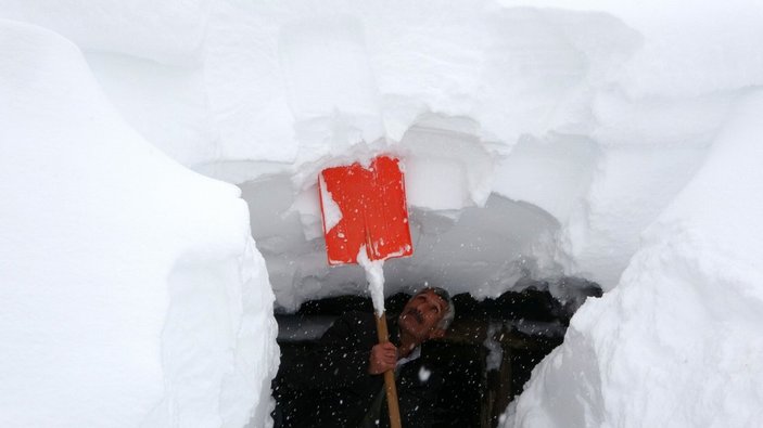 Muş’ta yoğun kar yağışı altındaki köyde kar kalınlığı 2 metreyi buldu