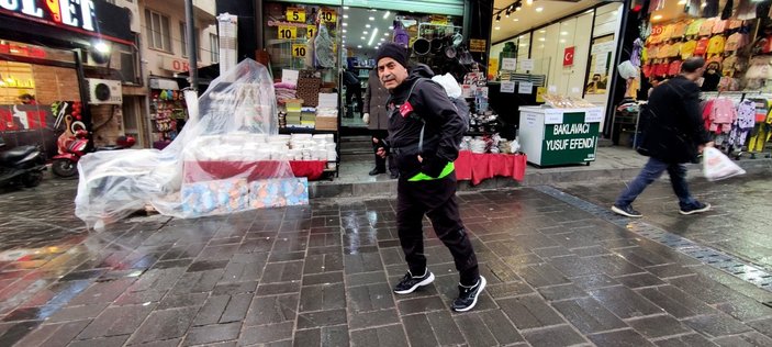 Bursa'da Atletizmci esnaf, işine koşarak gidiyor