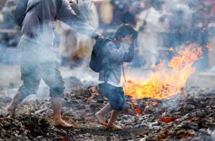 Japonya'da geleneksel ateş üzerinde yürüme festivali