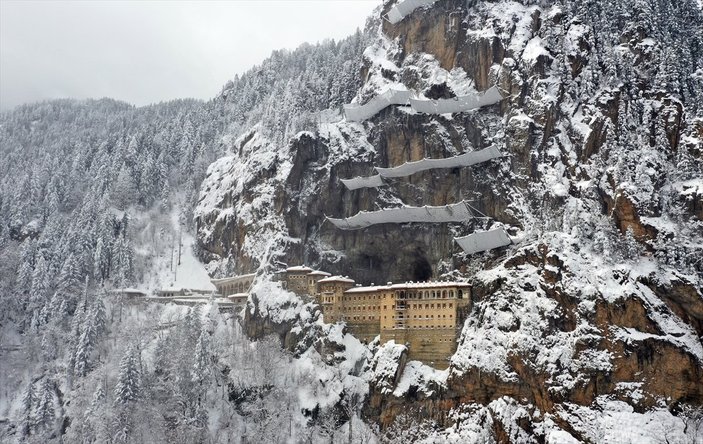 Kar altındaki Sümela Manastırı havadan görüntülendi