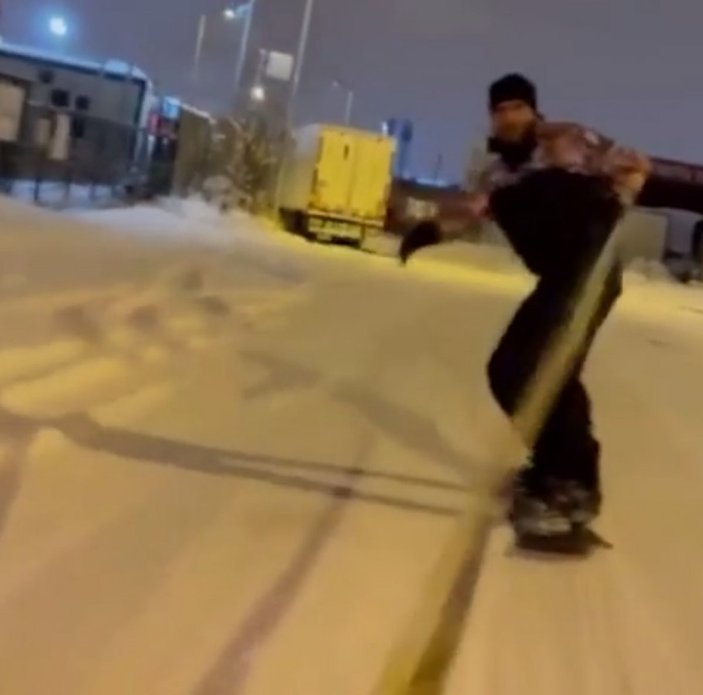 İstanbul'da yaşayan bir kişi Tuzla OSB'de snowboard yaptı