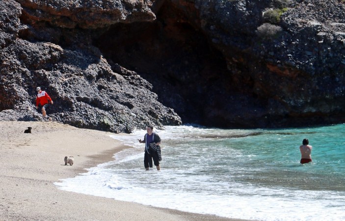 Alanya'da sıcak havayı fırsat bilenler sahile koştu