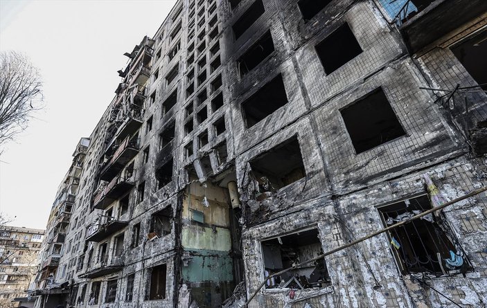 Ukrayna’da, 9 katlı apartmana top mermisi isabet etti