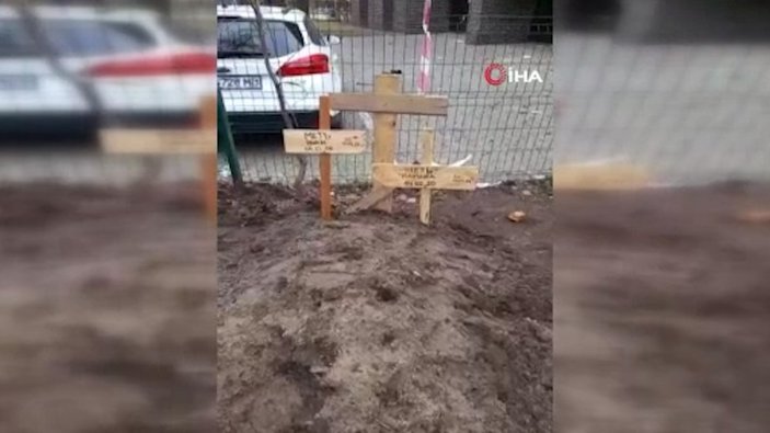 Ukrayna'daki bombardımanda ölen anne ve oğlu evlerinin bahçesine gömüldü