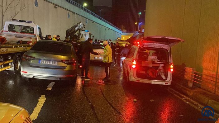 İstanbul'da 'dur' ihtarına uymayan otomobilin sürücüsü 3 polise çarptı